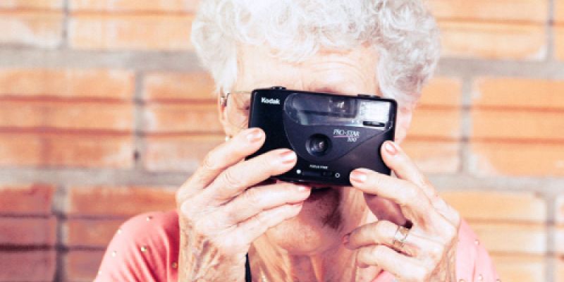 Persona mayor sacando una fotografía en Residencia Las Cumbres Persona mayor sacando una fotografía en Residencia Las Cumbres