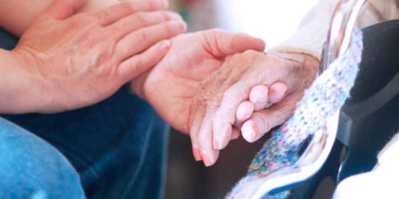 Personas dándose la mano en Residencia Las Cumbres Personas dándose la mano en Residencia Las Cumbres